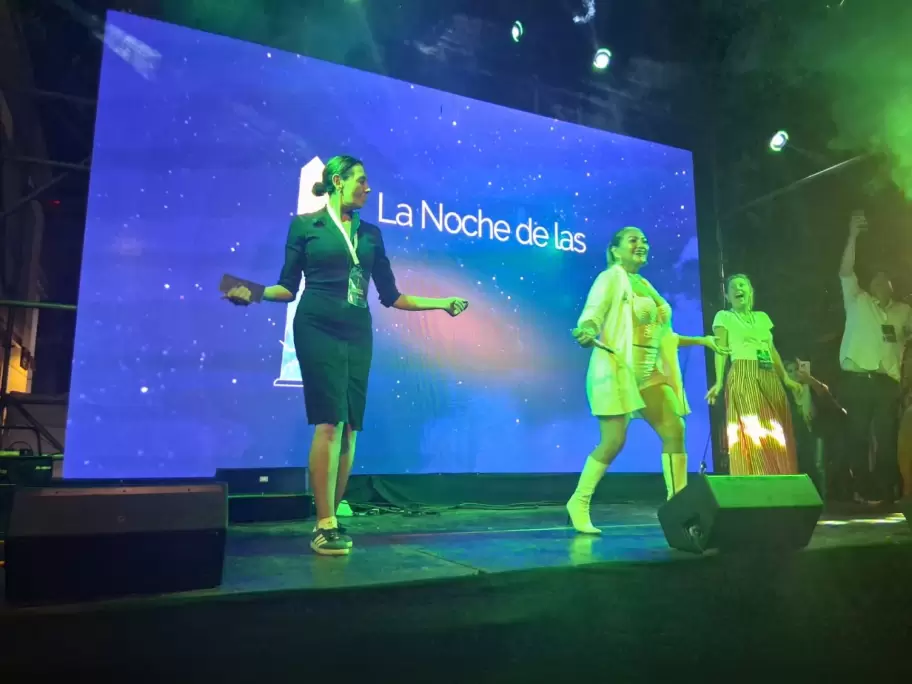 Gladys "La Bomba" Tucumana invit a subir a bailar al escenario en la Noche de las Casas de la Provincia.
