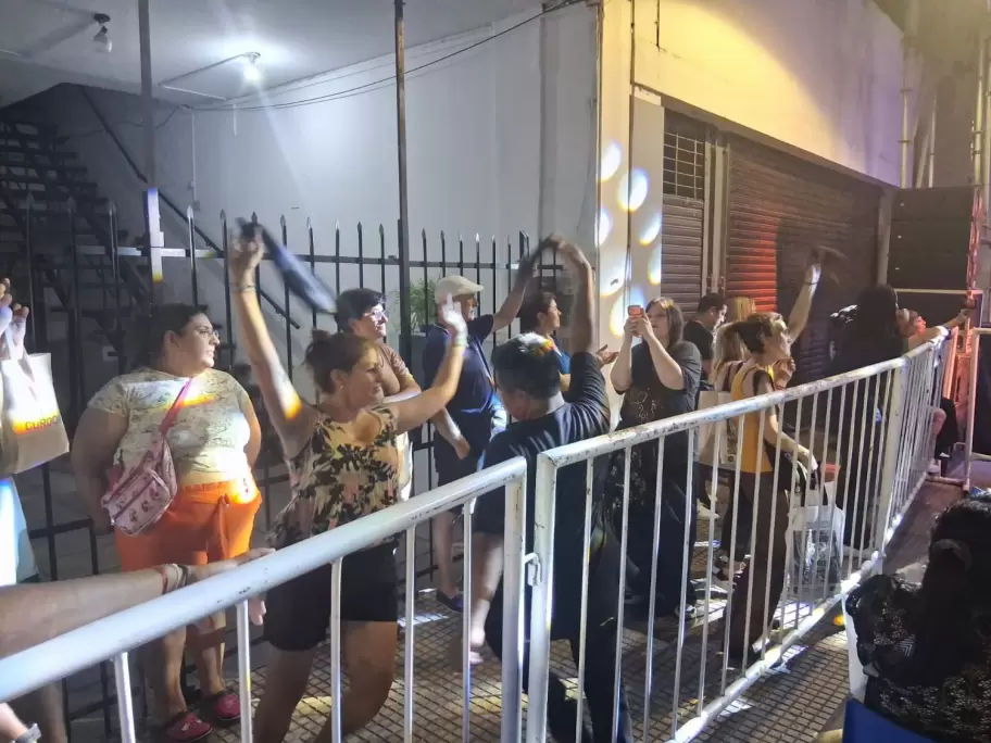 Las veredas de la fiesta tucumana en la Noche de las Casas de la Provincia se llenaron de baile.