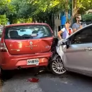 Un conductor alcoholizado y con una pierna enyesada provocó un choque en cadena y se atrincheró horas dentro de su auto