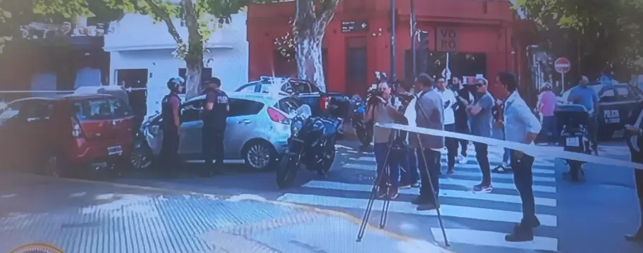 Un conductor alcoholizado y con una pierna enyesada provocó un choque en cadena y se atrincheró tres horas dentro de su auto