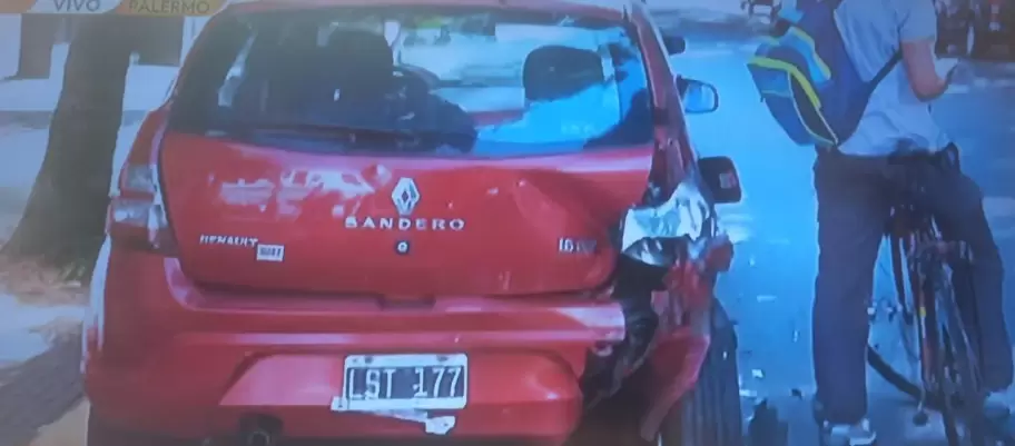 Un conductor alcoholizado y con una pierna enyesada provocó un choque en cadena y se atrincheró tres horas dentro de su auto