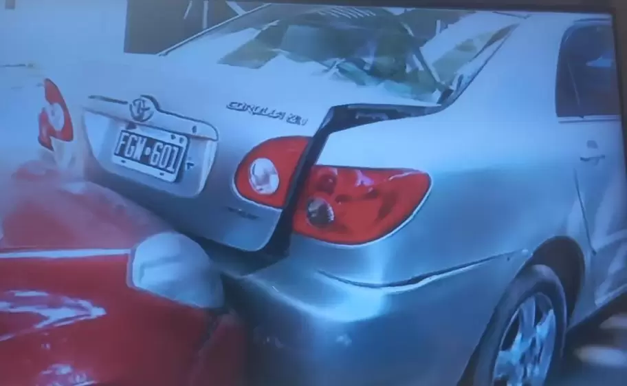 Un conductor alcoholizado y con una pierna enyesada provocó un choque en cadena y se atrincheró tres horas dentro de su auto