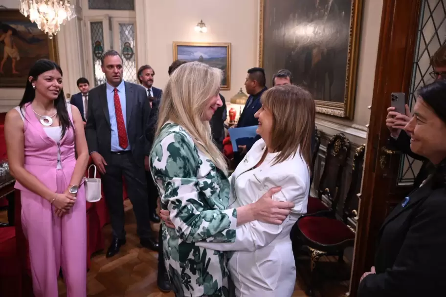 Karina Milei y Patricia Bullrich fundidas en un abrazo