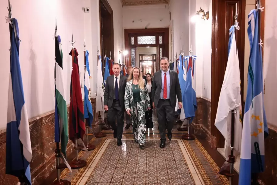 Diego Santilli, Karina Milei y Manuel Adorni llegando al Senado sin saber que no tendrían dónde sentarse