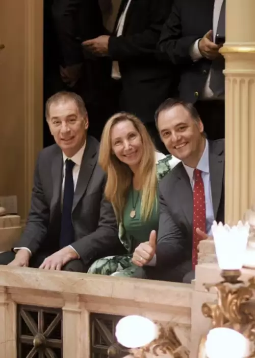 Diego Santilli, Karina Milei y Manuel Adorni, antes de la crisis que dej� afuera al ex vocero.