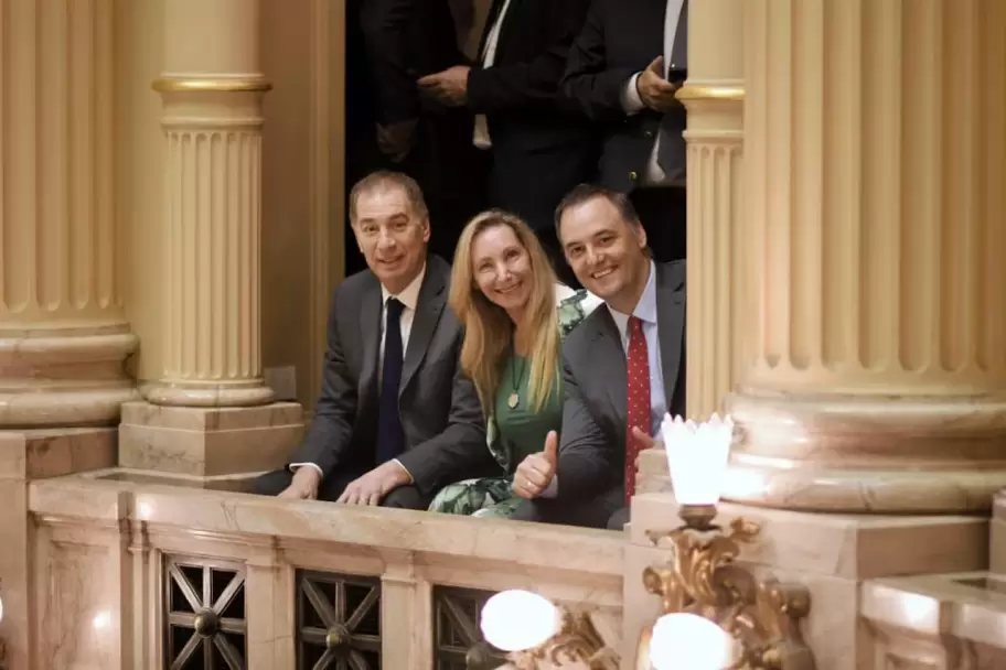 Diego Santilli, Karina Milei y Manuel Adorni finalmente encontraron un lugarcito en el recinto del Senado