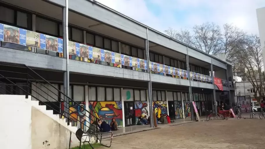Facultad de Artes de la Universidad Nacional de La Plata suspendió sus clases or una amenaza de tiroteo.