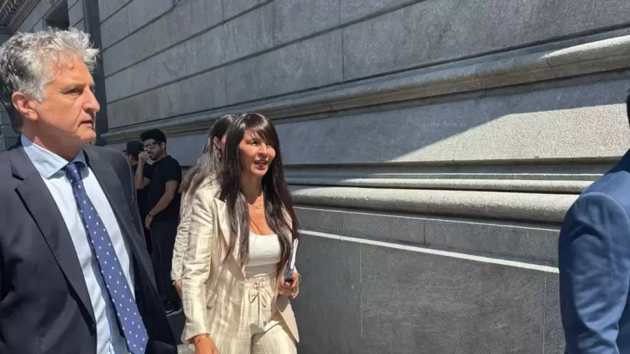 Lorena Villaverde en la entrada del Congreso
