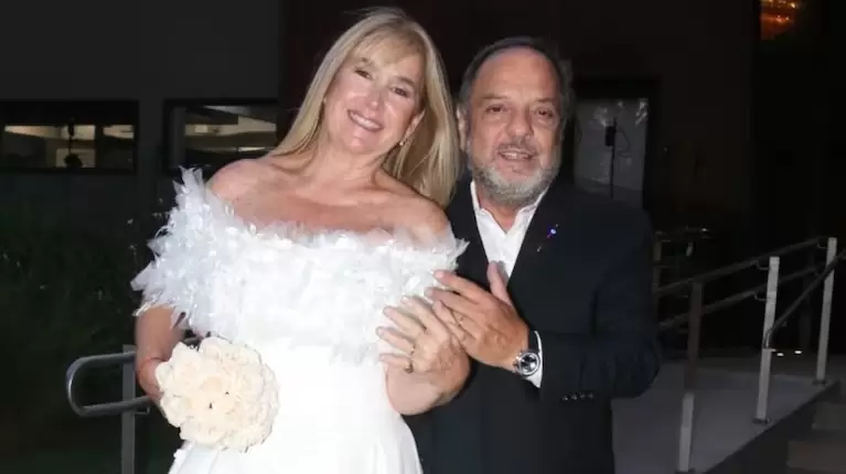 Silvina Cupeiro y Baby Etchecopar tras dar el sí.