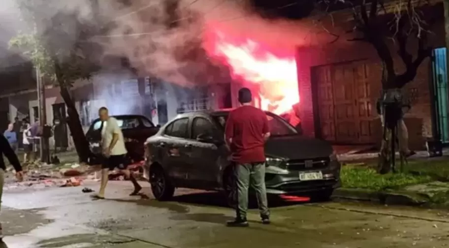 Un auto explotó dentro de una vivienda y dejó a un hombre al borde de la muerte