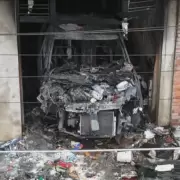 Terror en la madrugada de Lanús: un auto explotó dentro de una vivienda y dejó a un hombre al borde de la muerte