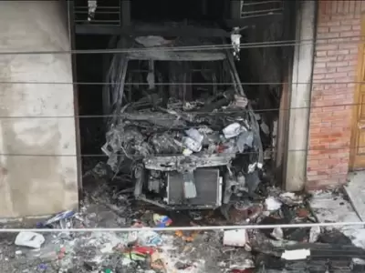 Un auto explot dentro de una vivienda y dej a un hombre al borde de la muerte