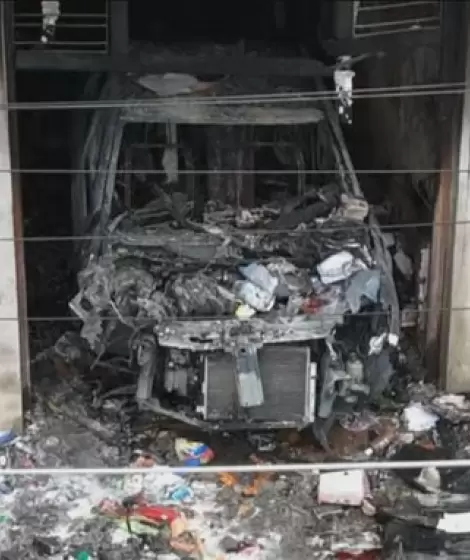 Un auto explot dentro de una vivienda y dej a un hombre al borde de la muerte