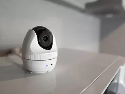 Cmaras domsticas modernas permiten monitorear el hogar desde el celular, con alertas en tiempo real.