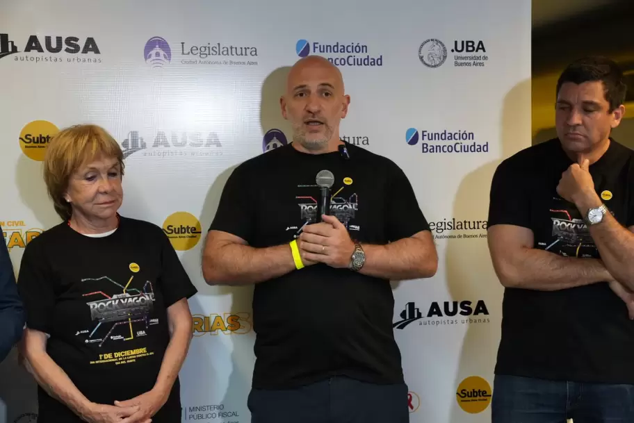 Virginia Lago, madrina de la Asociacion Farias ;Emiliano Yacobitti, vicerrector de la UBA; y Matias Rojo, consejero superior de la UBA