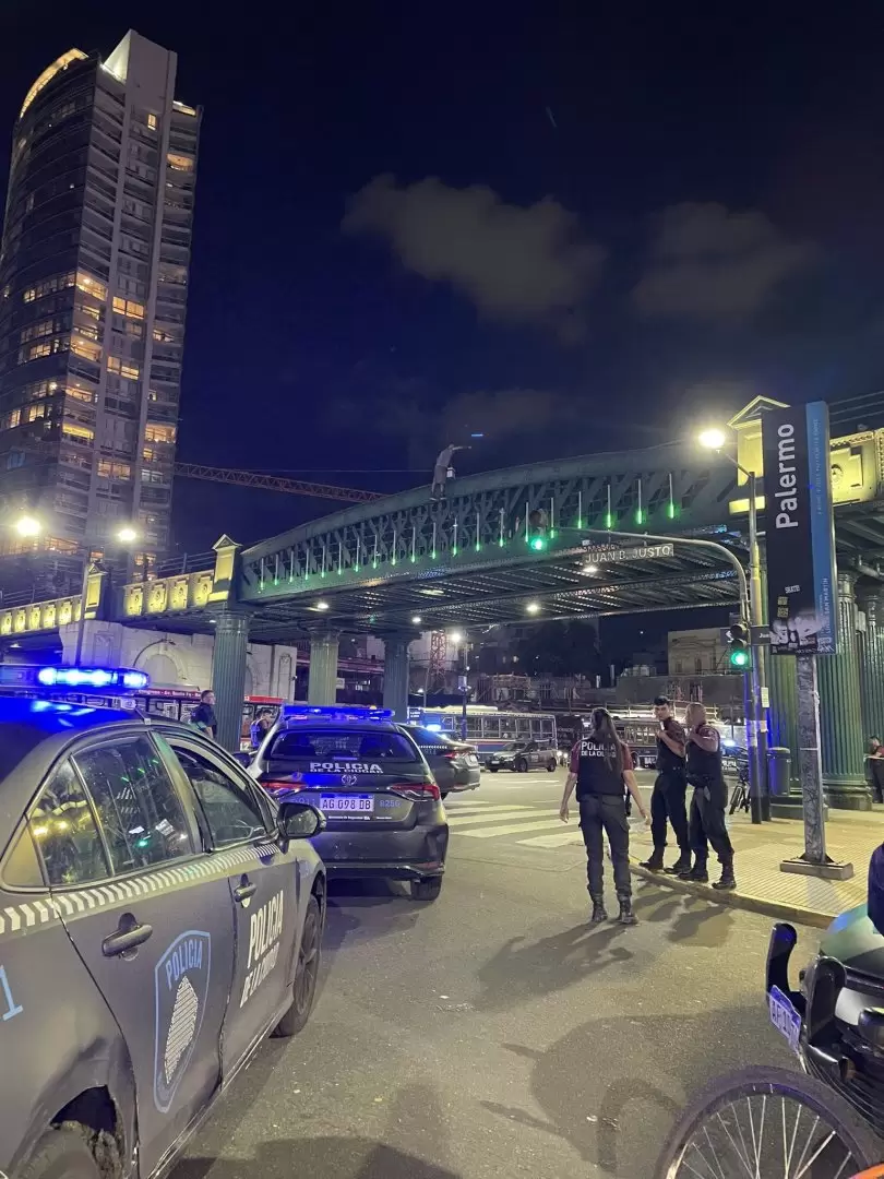Un hombre amenazaba con arrojarse desde la estructura ubicada en Santa Fe y Juan B. Justo