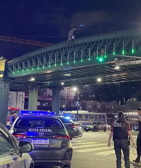 Un hombre amenazaba con arrojarse desde la estructura ubicada en Santa Fe y Juan B. Justo