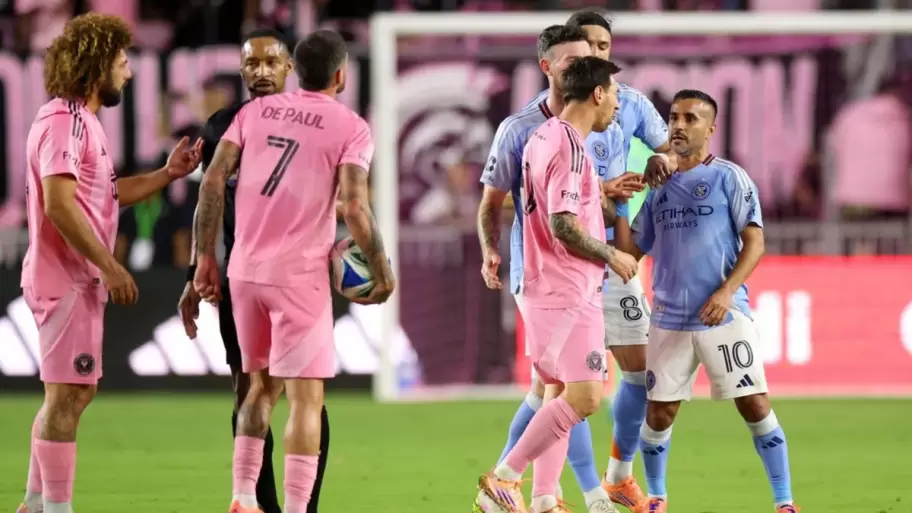 El momento de la pelea entre Lionel Messi y Rodrigo de Paul contra el argentino Maxi Moralez.