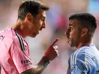 Lionel Messi y el fuerte cruce con Maxi Moralez.