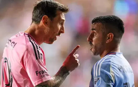 Lionel Messi y el fuerte cruce con Maxi Moralez.