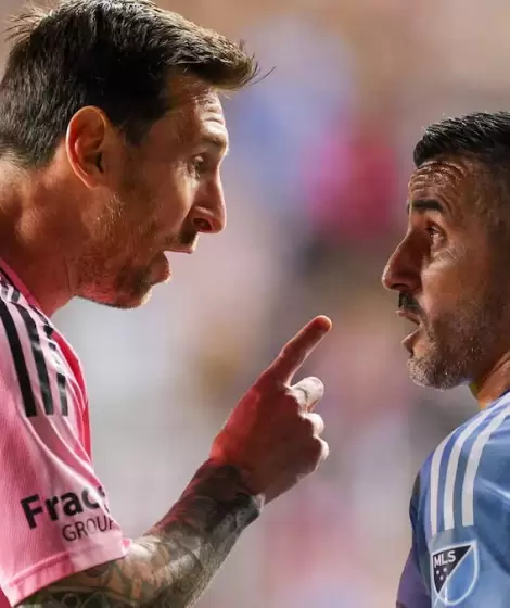 Lionel Messi y el fuerte cruce con Maxi Moralez.