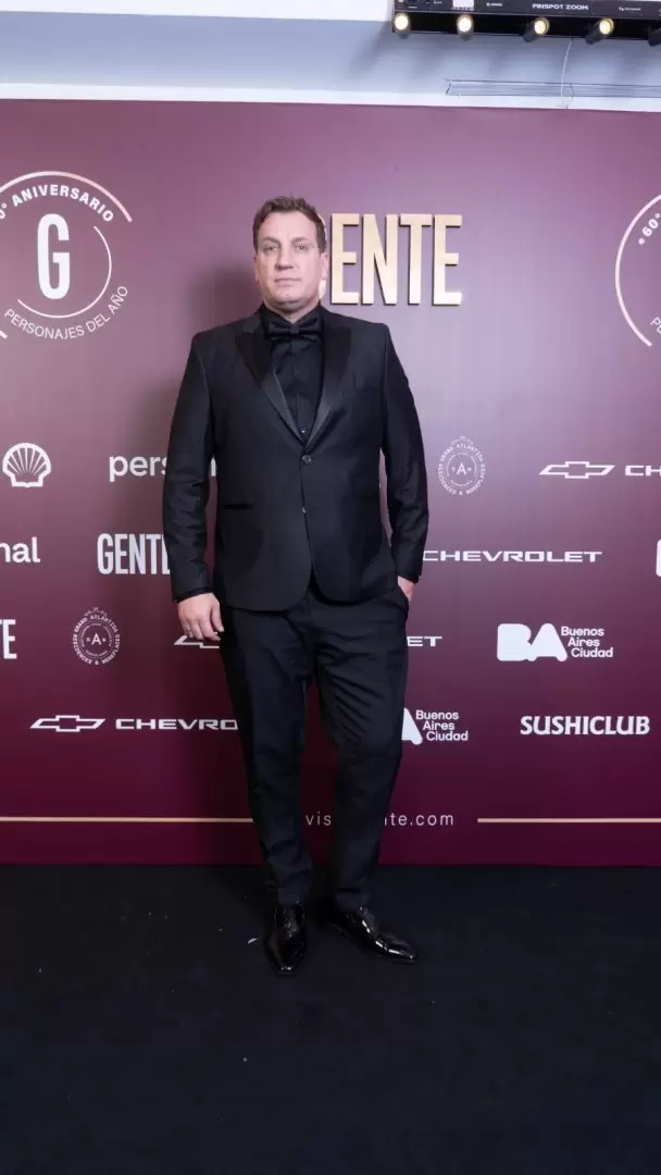 Maxi López en la gala de Gente con un look total black