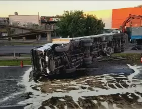 Volc un camin con aceite