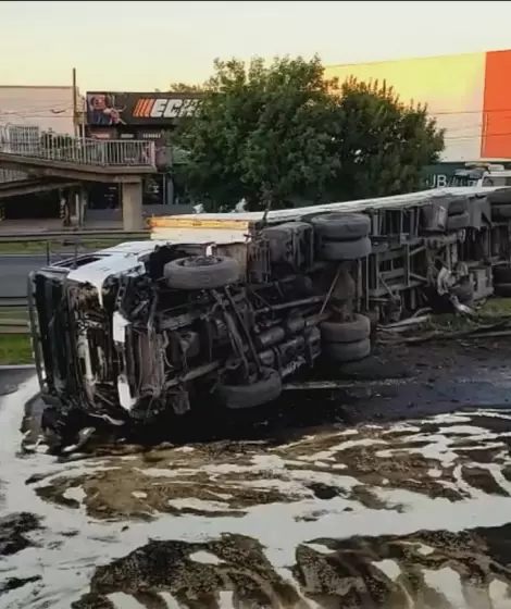 Volc un camin con aceite