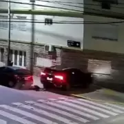 Un conductor alcoholizado caus una noche de caos en Villa del Parque: cuatro autos destruidos y una casa embestida