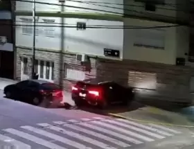 Choc cuatro vehculos y el frente de una casa