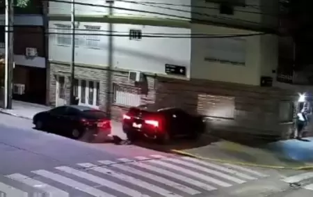 Choc cuatro vehculos y el frente de una casa