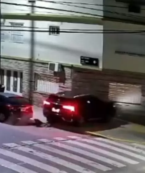 Choc cuatro vehculos y el frente de una casa