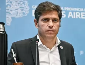Axel Kicillof se mostr en la vereda de enfrente del gobierno nacional de La Libertad Avanza y Javier Milei