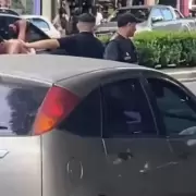 Justicia por mano propia: golpearon y desnudaron a un joven acusado de robarle a un hombre en silla de ruedas