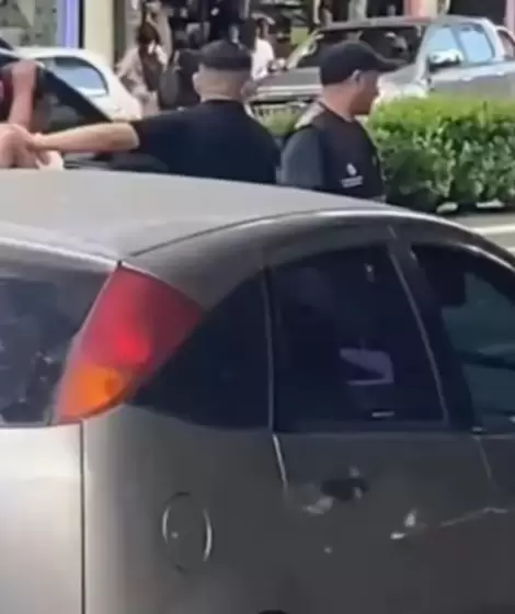 Golpearon y dejaron semidesnudo a un joven en La Plata