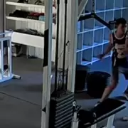 "¿Querés pelear, pedazo de gil?": un joven golpeó por la espalda a un profesor y le destrozó el rostro