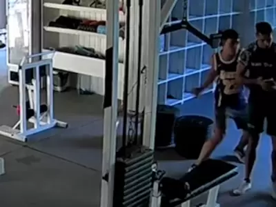 Un joven golpe por la espalda a un profesor y le destroz el rostro