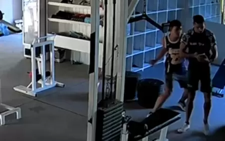 Un joven golpe por la espalda a un profesor y le destroz el rostro