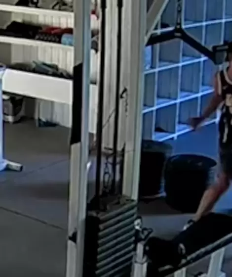 Un joven golpe por la espalda a un profesor y le destroz el rostro