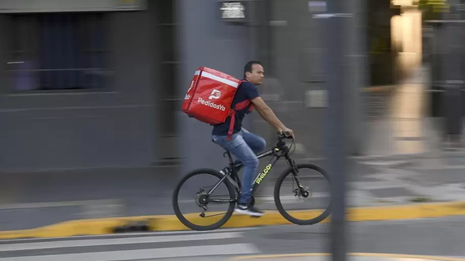 Buscan regular el horario de trabajo de personas que dependan de las aplicaciones