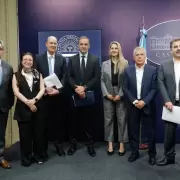 En medio de una fuerte ruptura con la CGT, Adorni presentó las conclusiones del Consejo de Mayo