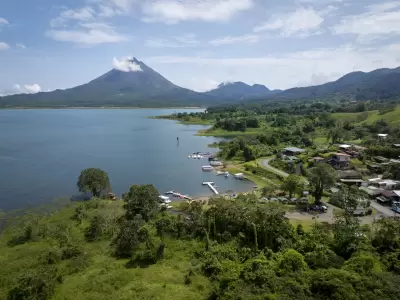 El embarcadero del Lago Arenal y la imponencia del volcn como teln de fondo.