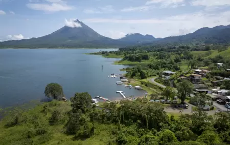 El embarcadero del Lago Arenal y la imponencia del volcn como teln de fondo.