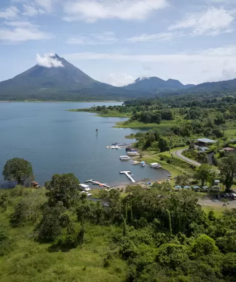 El embarcadero del Lago Arenal y la imponencia del volc�n como tel�n de fondo.