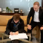 Milei regresó de Noruega y acelera una reforma laboral atravesada por internas, improvisación y rechazo sindical