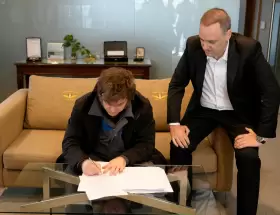 Javier Milei firmando el proyecto de Reforma Laboral