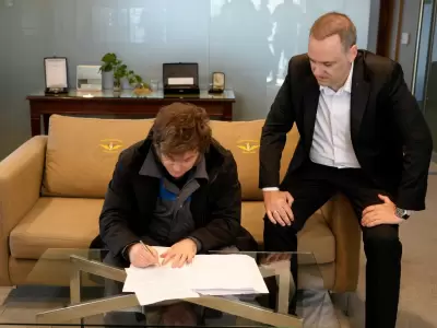 Javier Milei firmando el proyecto de Reforma Laboral