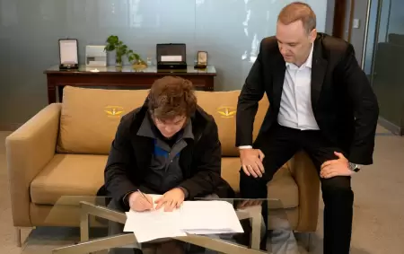 Javier Milei firmando el proyecto de Reforma Laboral