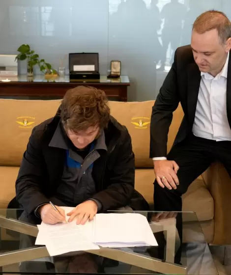 Javier Milei firmando el proyecto de Reforma Laboral