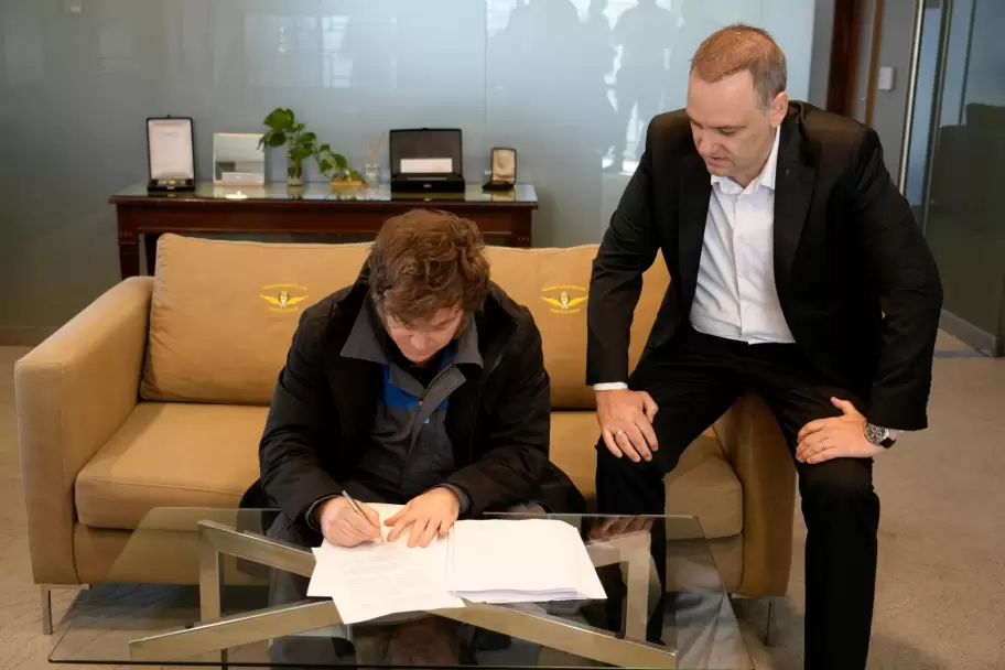 Javier Milei firmando el proyecto de Reforma Laboral